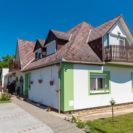 Andrea Apartmanhaz Balatongyorok Luaran gambar