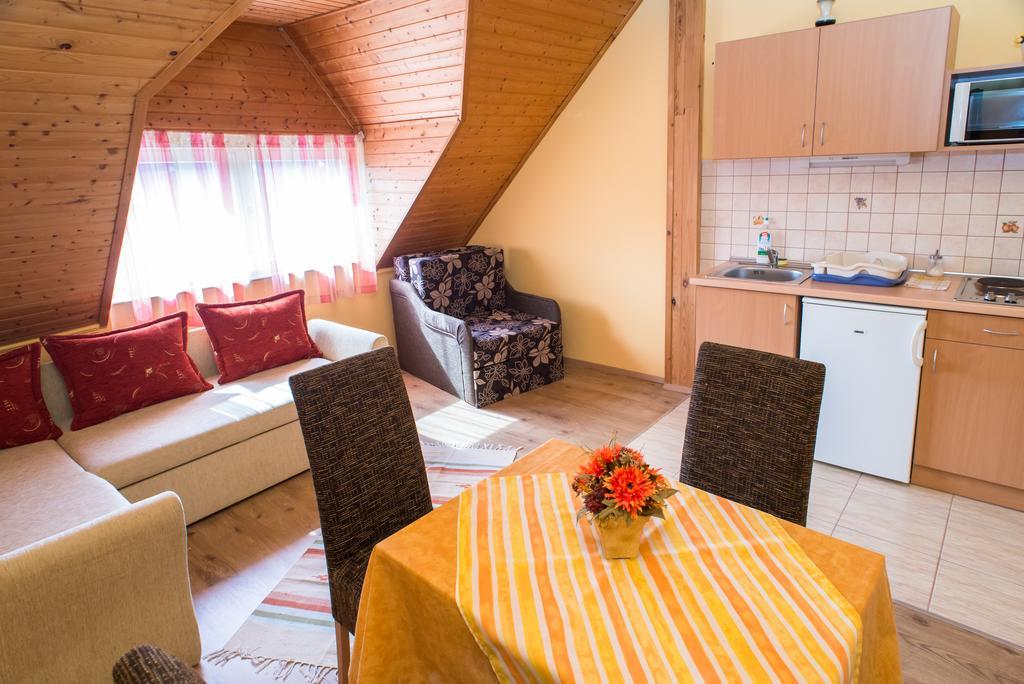 Andrea Apartmanhaz Balatongyorok Luaran gambar