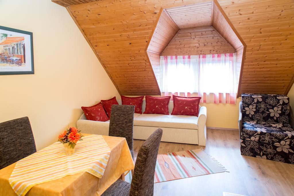 Andrea Apartmanhaz Balatongyorok Luaran gambar